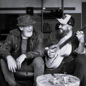 Carsten Islington med guitarist – storytelling