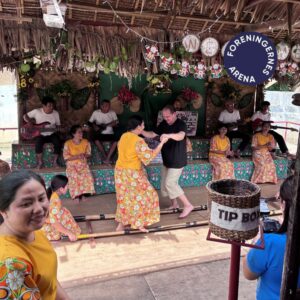 Filippinsk dans, tovtrækning og sækkevæddeløb